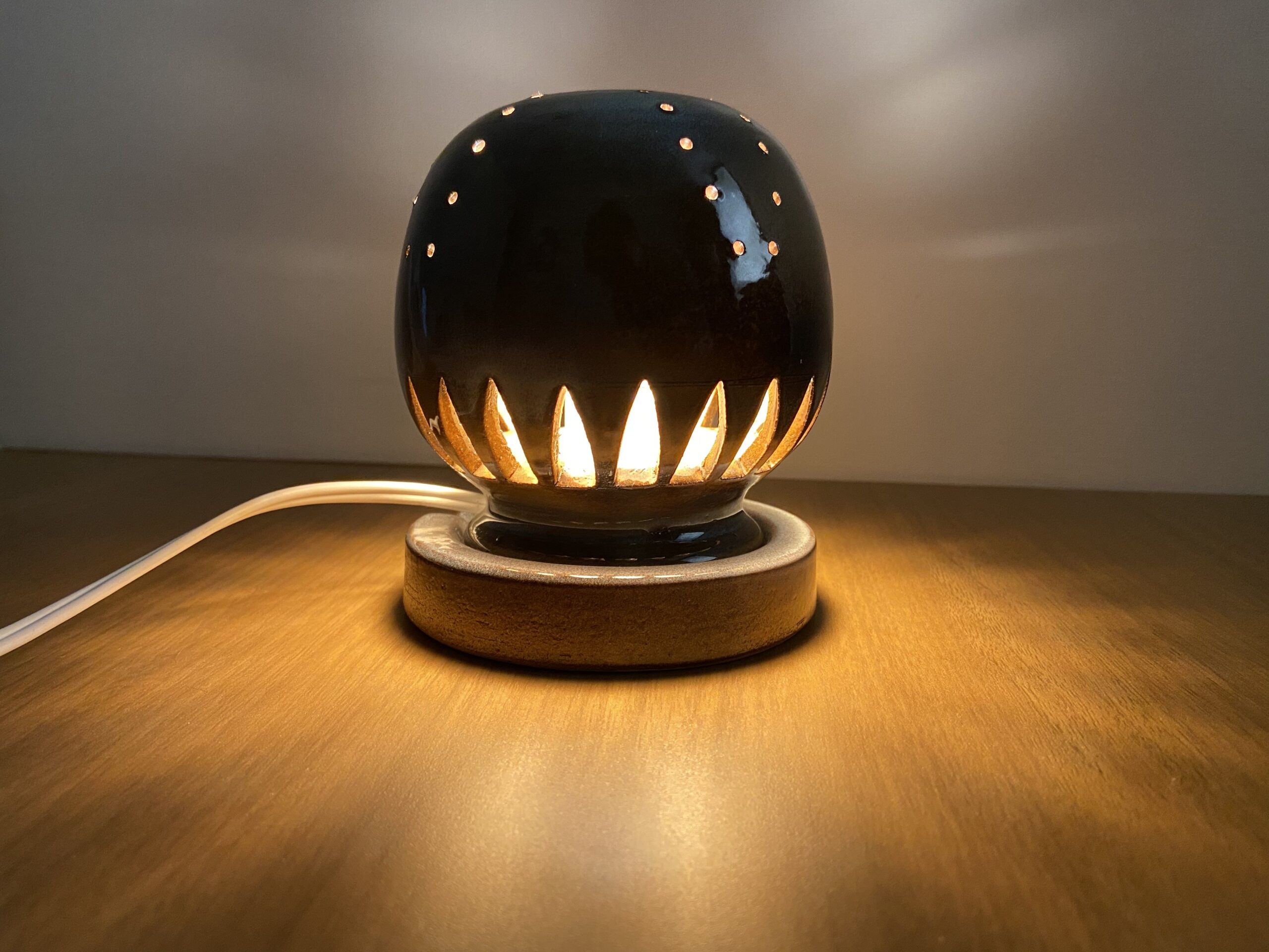 幻の須佐唐津焼　窯元製作陶器ランプ　黒　カーブ　電球色LED